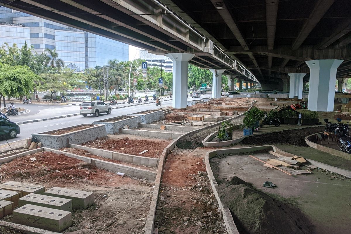 Pemerintah Kota Jakarta Utara sedang membangun taman di kolong Tol Wiyoto Wiyono, Jalan Yos Sudarso, perbatasan Kecamatan Tanjung Priok dan Kelapa Gading  Jakarta Utara.