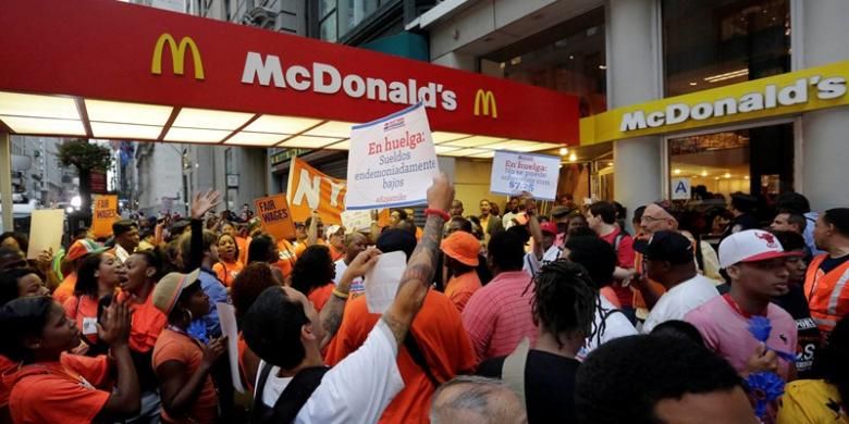 Ribuan pekerja restoran cepat saji di berbagai kota di Amerika Serikat menggelar unjuk rasa menuntut kenaikan gaji yang menurut mereka terlalu kecil dan tidak bisa memenuhi kebutuhan mendasar mereka.