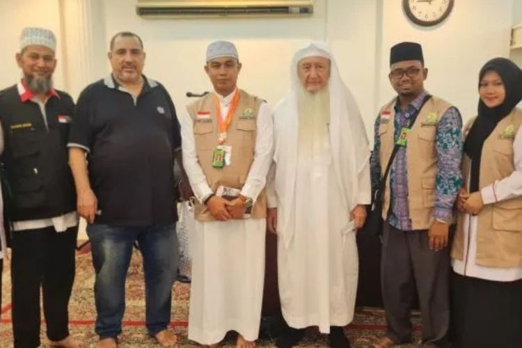 PPIH Embarkasi Aceh foto bersama Syekh Abullatif Baltou selaku nazir wakaf Baitul Asyi saat pembagian dana Baitul Asyi kepada jemaah calon haji Aceh di Mekah, Senin (5/6/2023).