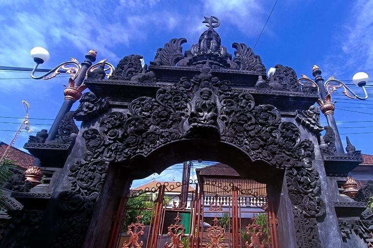 Gapura bercorak Bali di Masjid Al Hikmah di Jalan Soka, Banjar Kertalangu, Denpasar Timur, Kota Denpasar, Bali, pada Sabtu (30/3/2024).  