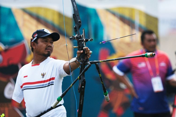 Atlet parapanah Indonesia, Kholidin, saat berlaga di ASEAN Para Games 2022.