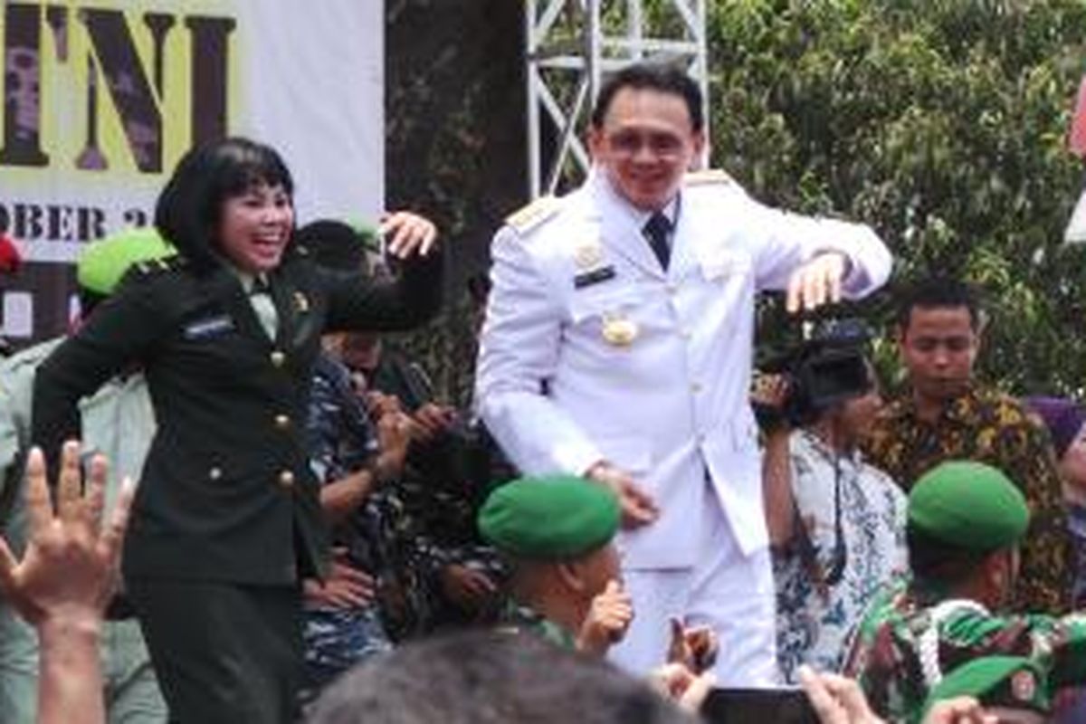 Gubernur DKI Jakarta Basuki Tjahaja Purnama joget dangdut di upacara HUT ke-70 TNI, di Lapangan Jayakarta, Jakarta Timur, Senin (5/10/2015).