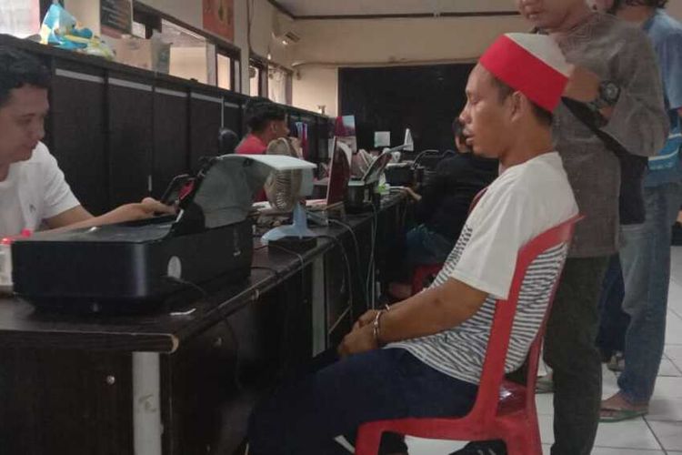 Reksa (23) pelaku penusukan Adi Saputra (20) saat menjalani pemeriksaan di Polrestabes Palembang, JUmat (14/2/2020). Ia nekat membunuh Adi karena tak tahan sering diejek.