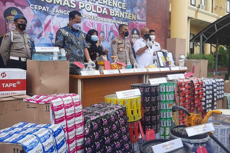 Barang bukti sampo dan minyak rambut palsu buatan HL (28) warga Medan, Sumatra Utara yang memiliki pabrik di Pakuaji, Kabupaten Tangerang, Banten