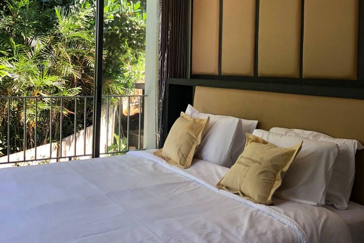 Salah satu tempat tidur yang ada di The Mumbul Villa and Resort, Trawas, Jawa Timur.
