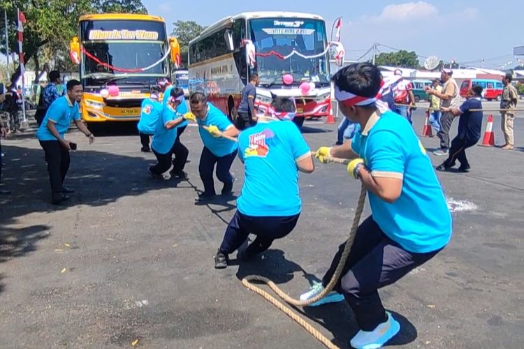 Lomba Tarik Bus 10 Ton Meriahkan HUT RI, Perdana Digelar di Terminal Tidar Magelang