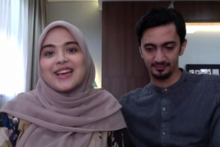 Vebby Palwinta dan Razi Bawazier umumkan kelahiran putra pertamanya melalui wawancara virtual via zoom.