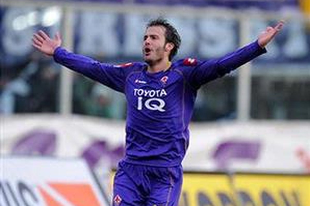 Alberto gilardino meluapkan kegembiraan setelah mencetak dua gol ke gawang AS Roma. Fiorentina akhirnya menang 4-1.