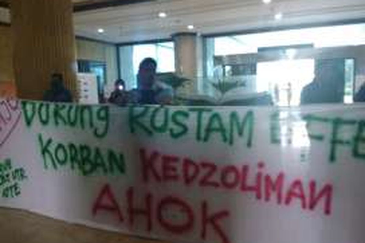Puluhan aktivis dari berbagai organisasi mendatangi kantor Wali Kota Jakarta Utara. Para aktivis tersebut datang untuk memberikan dukungan kepada Wali Kota Jakarta Utara Rustam Effendi. Selasa (26/4/2016)