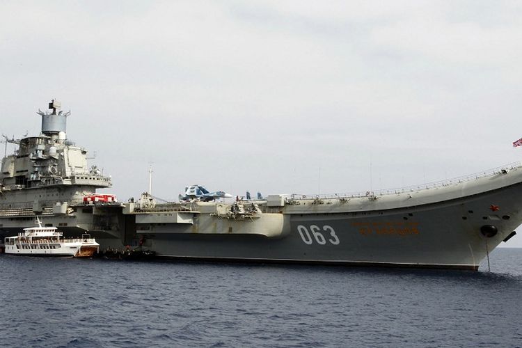 Foto bertanggal 28 Februari 2014, yang menunjukkan kapal induk milik Rusia, bernama Admiral Kuznetsov.