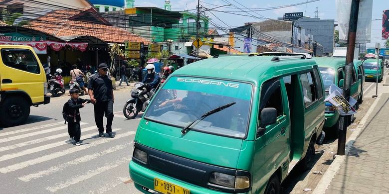 Aep Rahmat (58) supir angkutan kota (Angkot) jurusan Leuwi Panjang - Soreang, Kabupaten Bandung, Jawa Barat, usai beraktifitas menarik penumpang dari mulai Perempatan Kopo Kota Bandung hingga Terminal Soreang, Kabupaten Bandung, pada Minggu (29/10/2023)