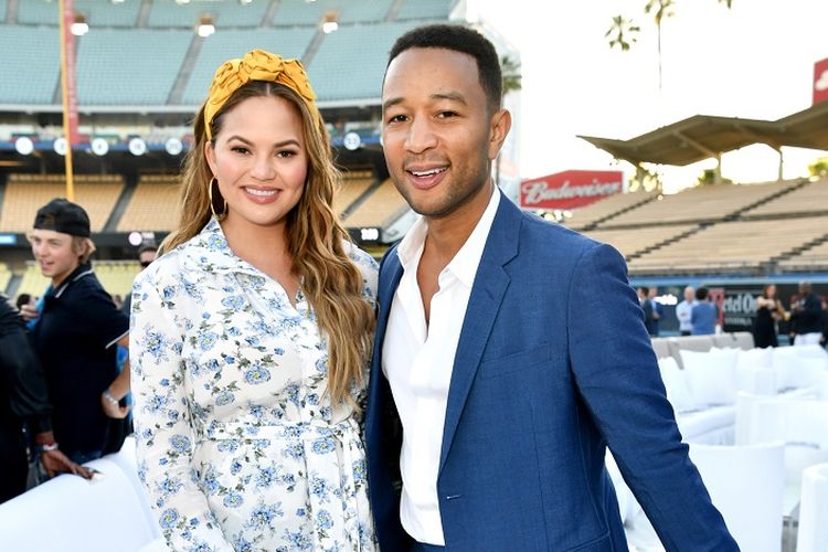 Penyanyi John Legend dan istrinya, Chrissy Teigen, menghadiri Fourth Annual Los Angeles Dodgers Foundation Blue Diamond Gala di Dodger Stadium, Los Angeles, pada 11 Juni 2018.