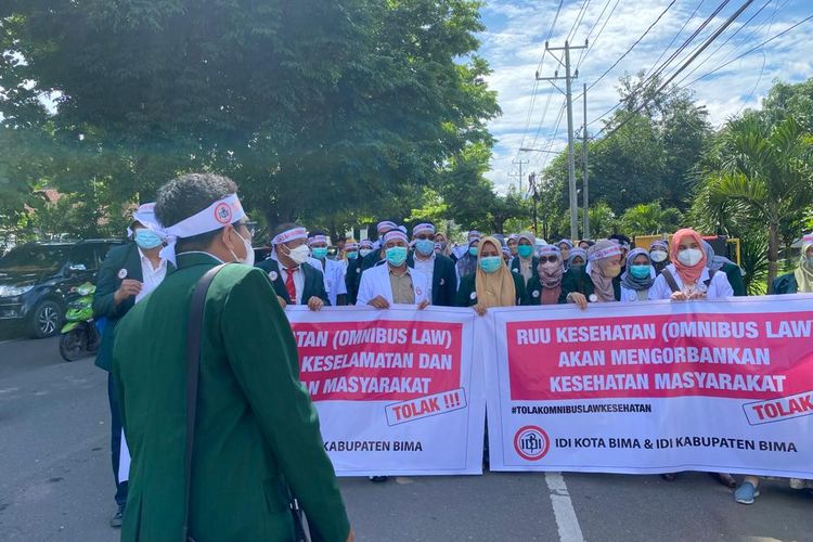 Puluhan dokter di Kota Bima saat aksi demonstrasi menolak RUU Omnibus Law Kesehatan, Senin (28/11/2022).