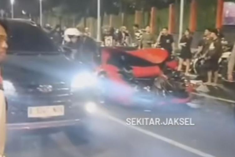 Sedan Ferarri tabrak 5 pengendara di Jalan Jendral Sudirman Wilayah Jakarta Selatan, Minggu (8/10/2023) pagi.