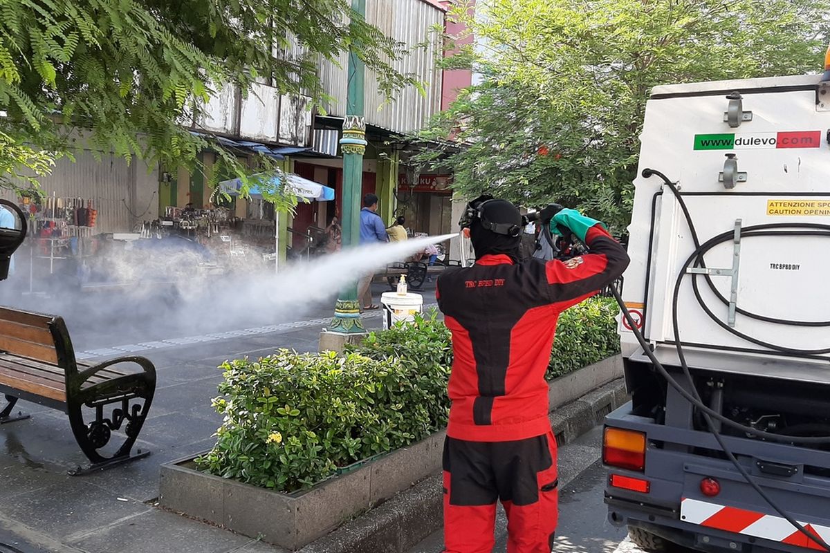Petugas BPBD DIY saat melakukan penyemprotan disinfektan di Malioboro, Yogyakarta