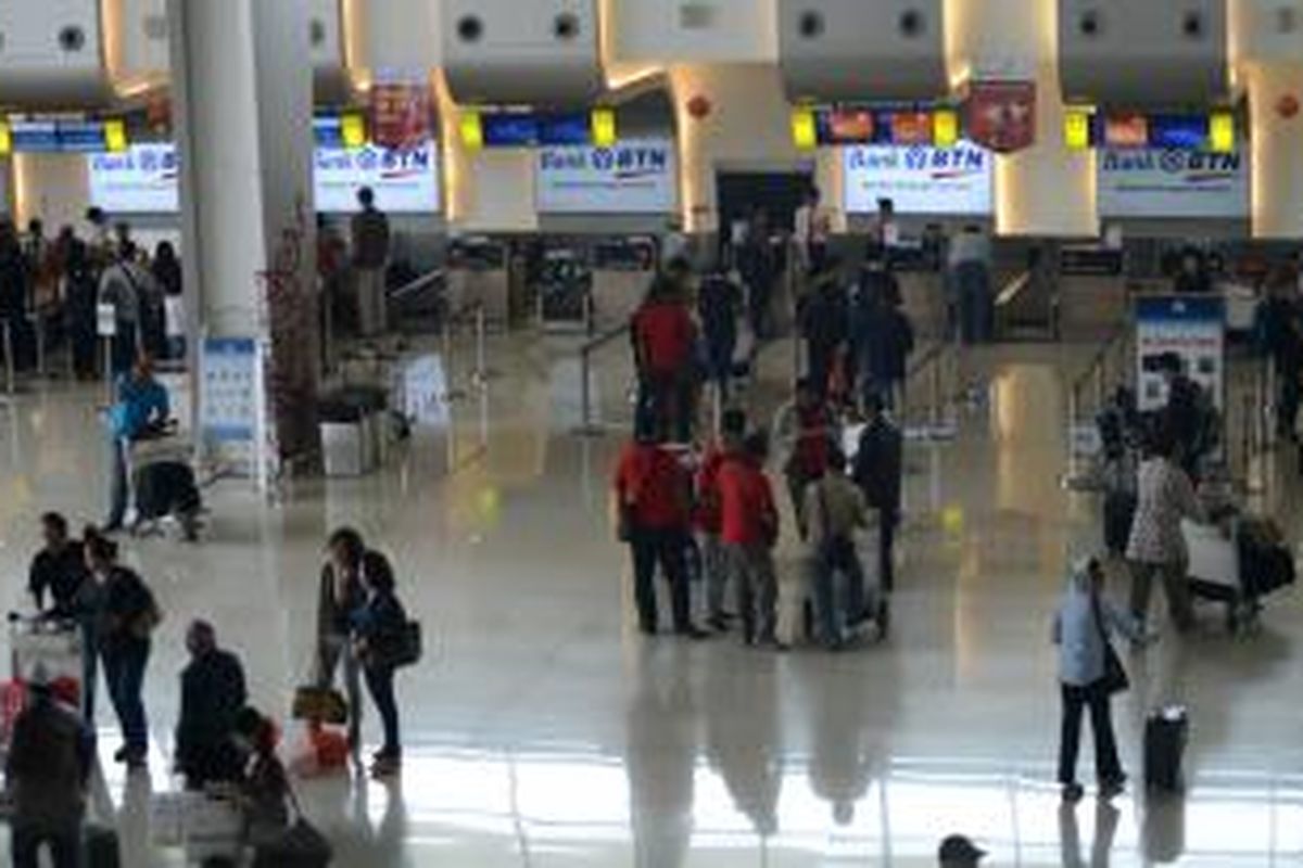 Aktivitas calon penumpang melakukan pendaftaran keberangkatan di Terminal 2 Bandara Juanda, Sidoarjo, Jawa Timur, Minggu (1/3/2015).