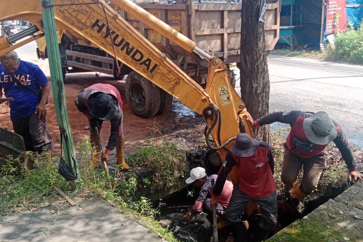 Petugas DPU Kota Semarang mengeruk sedimentasi drainase di Jalan Gajah Raya sebagai respons cepat atas aduan warga guna mencegah genangan.