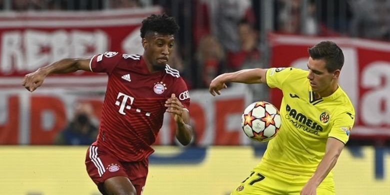 Kingsley Coman (kiri) berebut bola dengan Giovani Lo Celso dalam laga Bayern Muenchen vs Villarreal pada leg kedua perempat final Liga Champions 2021-2022 yang digelar di Stadion Allianz Arena, Rabu (13/4/2022) dini hari WIB.