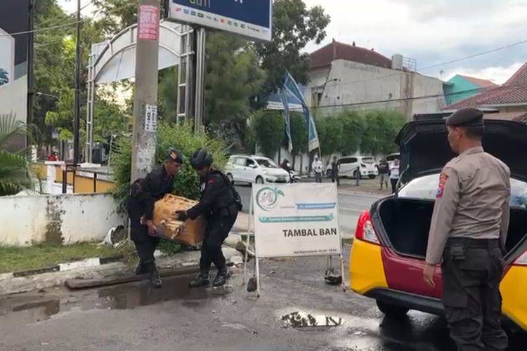 BERISI JAGUNG--Aparat Gegana Brimobda Polda Jatim mengangkat kardus mencurigakan yang ternyata berisi jagung di SPBU Jalan Panjaitan Kota Madiun,Jawa Timur, Senin (19/12/2022)