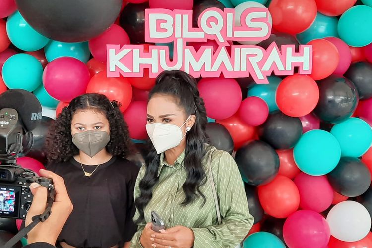 Penyanyi Krisdayanti (kanan) dan anaknya, Ariannha Amora Lemos, usai hadir acara ulang tahun buah hati Ayu Ting Ting, Bilqis Khumairah Razak, di kawasan Depok, Jawa Barat, Minggu (9/1/2022).