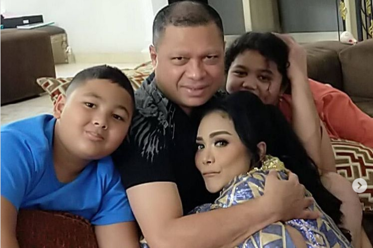 Raul Lemos kini bisa kembali ke Jakarta dan berkumpul dengan keluarganya. Pengusaha itu tampak memeluk istrinya, Krisdayanti, dan dua anak mereka, Amora dan Kellen.
