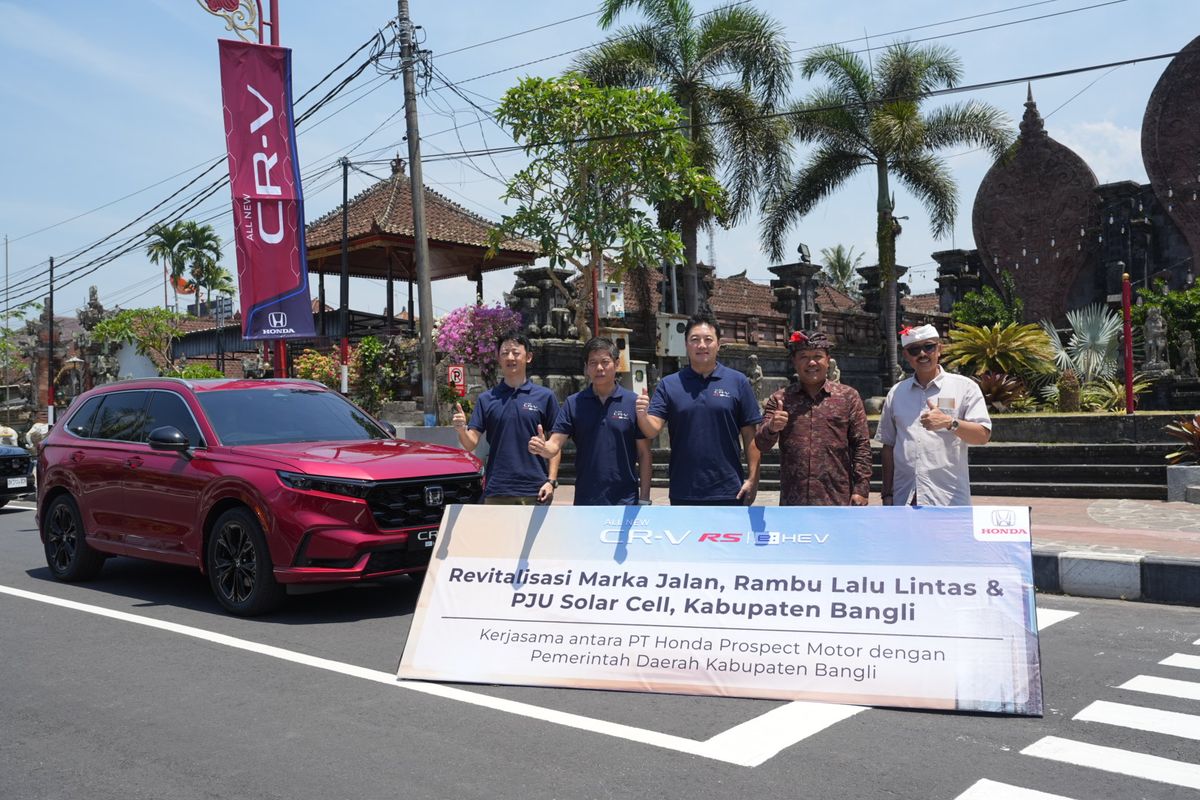 Acara serah terima revitalisasi jalan dan rambu lalu lintas antara direksi Honda Prospect Motor dan Pemerintah Daerah Bangli, Bali.