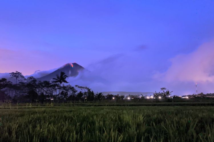 Visual Gunung Semeru cenderung tertutup kabut, Selasa (27/12/2022)