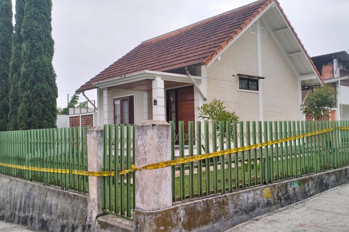 TKP pembunuhan perempuan oleh mantan pekerjanya di rumah kontrakan di di Kampung Barulaksana RT 02 RW 15 Desa Jayagiri Kecamatan Lembang, Kabupaten Bandung Barat (KBB), Jawa Barat, Selasa (21/5/2024).