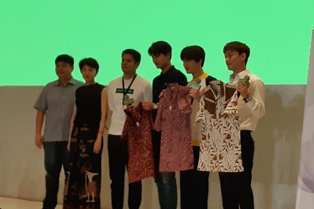 Tiga personel EXO, Kai (pakai kaos hitam), Suho (kaos putih berkerah kuning), dan Chen (kemeja putih lengan panjang) saat menerima batik dari perwakilan Nature Republic di Hotel Westin, Jakarta Selatan, Minggu (26/5/2019).