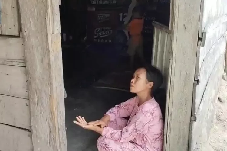 Suami Stroke, Siti Andalkan Upah Rp 200.000 Sepekan dari Menyadap Karet untuk Hidupi Keluarga
