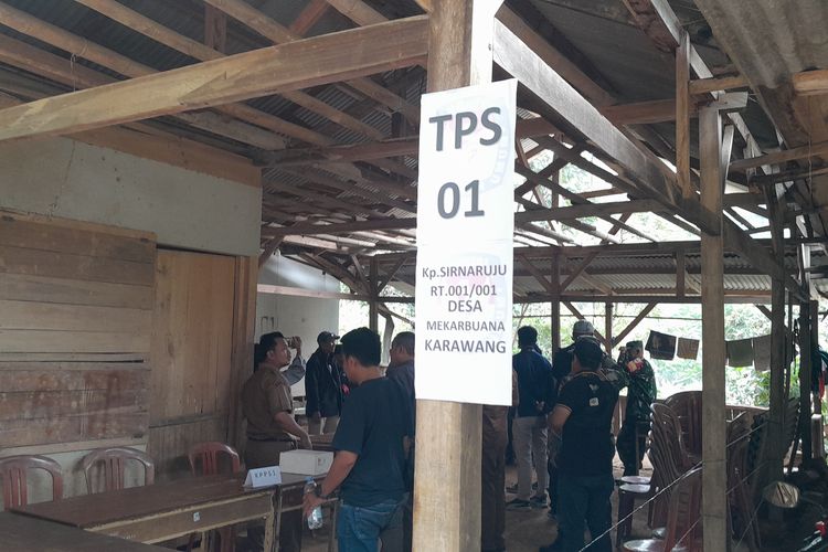 TPS 01 di Kampung Sirnaruju, Desa Mekarbuana, Kecamatan Tegalwaru, Karawang, Jawa Barat, yang blanspot, Selasa (13/2/2024). Kendala tersebut kini telah teratasi dengan bantuan modem mobile dari Diskominfo Karawang.