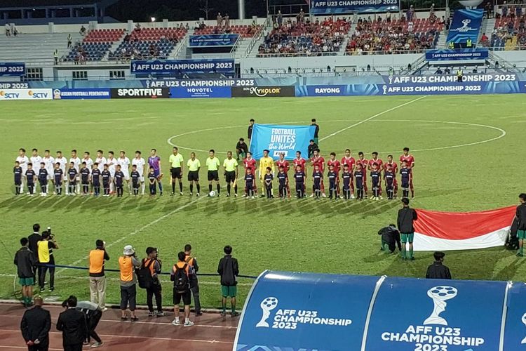 Kedua tim berbaris jelang laga timnas U23 Indonesia vs Vietnam pada final Piala AFF U23 2023 yang digelar di Stadion Rayong, Thailand, Sabtu (26/8/2023) pukul 20.00 WIB.