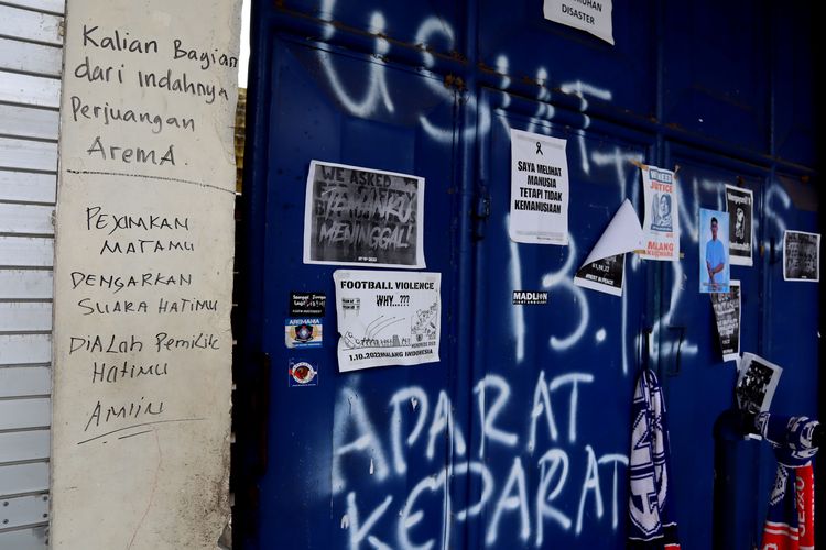 Salah satu bentuk tulisan prihatin pasca 4 bulan terjadinya Tragedi Kanjuruhan disamping gate 12 Stadion Kanjuruhan Kepanjen, Kabupaten Malang, Rabu (1/2/2023) siang. 