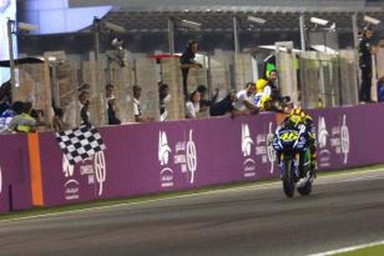 Pebalap Movistar Yamaha asal Italia, Valentino Rossi, finis pertama pada GP Qatar di Sirkuit Losail, Minggu (29/3/2015).
