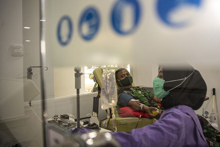 Prajurit TNI AD mendonorkan plasma darahnya di Unit Tranfusi Darah (UTD) Rumah Sakit Pusat Angkatan Darat (RSPAD) Gatot Soebroto Jakarta, Selasa (18/8/2020). Pengambilan plasma konvalesen pasien sembuh COVID-19  yang menggunakan alat apheresis bertujuan untuk membantu penyembuhan pasien terkonfirmasi COVID-19.