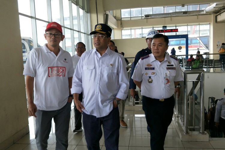 Menteri Perhubungan (Menhub) Budi Karya Sumadi (tengah) saat melakukan peninjauan ke Terminal Terpadu Pulogebang, Cakung, Jakarta Timur, Minggu (4/3/2018).