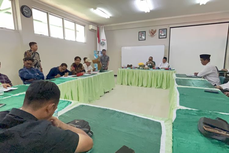 Suasana mediasi saat Wakil Walikota Surabaya, Armuj melakukan sidak antara korban dengan STKIP Al Hikmah Surabaya, Jumat (22/8/2025).