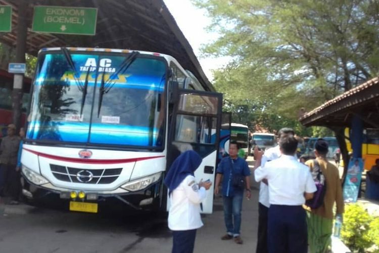 Keberangkatan Bus di Terminal Arya Wiraraja Kabupaten Sumenep. 