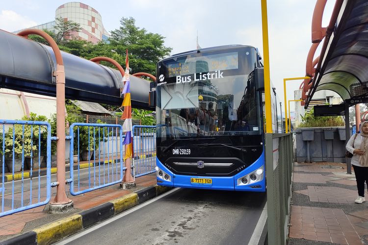 Suasana Terminal Blok M jalur 5, tempat naik dan turun penumpang Transjakarta rute 1W Blok M - Ancol, pada Rabu (30/7/2025). 