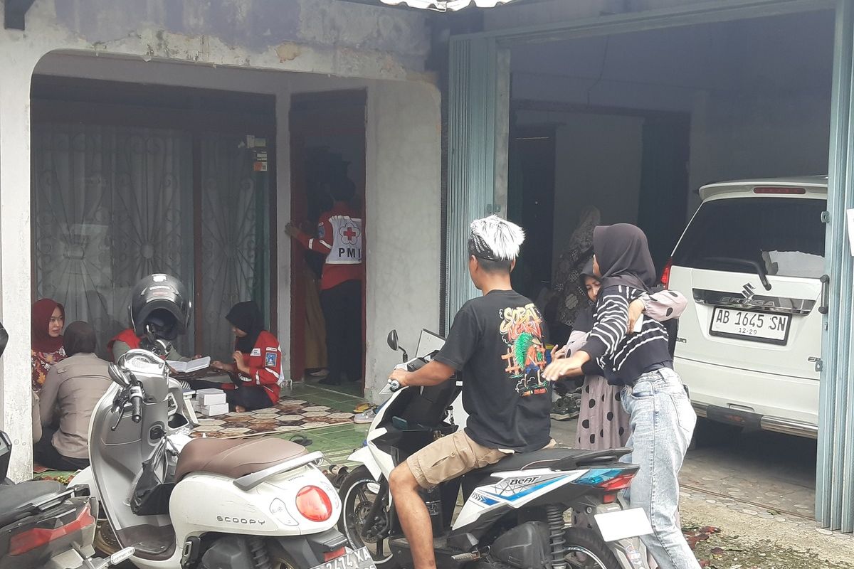 Salah satu warga yang mengalami gejala keracunan usai hadiri hajatan pernikahan di Krasakan, Lumbungharjo, Kapanewon Tempel, Kabupaten Sleman saat datang ke posko. Saat ini ada enam orang yang dirawat inap di rumah sakit.