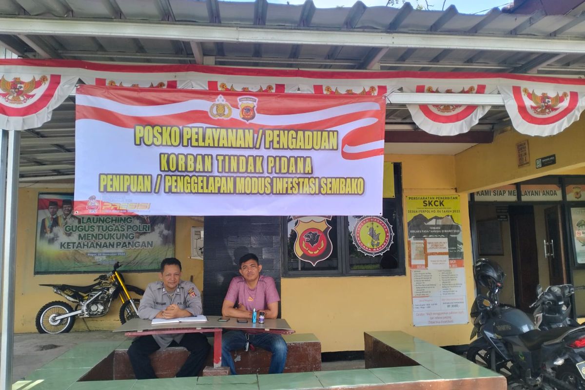 Polisi buka posko pengaduan korban dugaan investasi bodong di Polsek Tenjo, Kabupaten Bogor, Senin (30/3/2026). 