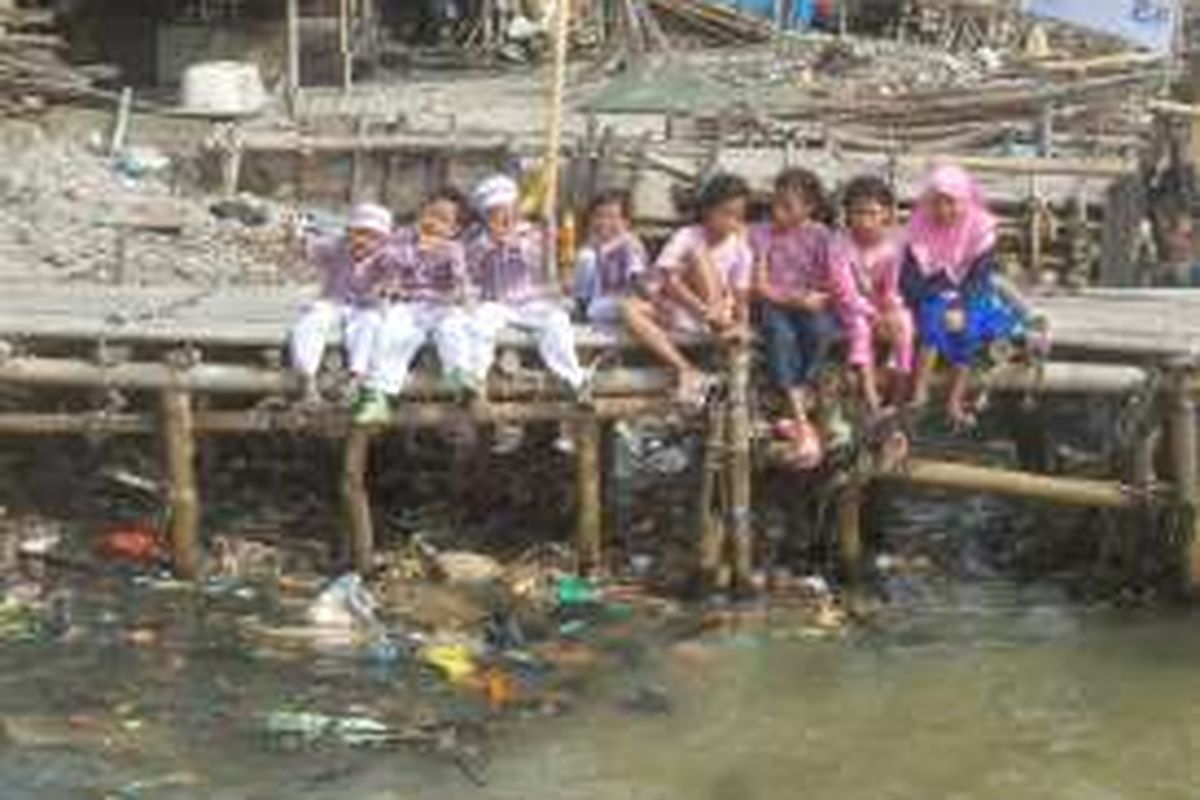 Para anak-anak nelayan yang tinggal di perkampungan nelayan di Muara Angke, Jakarta Utara.