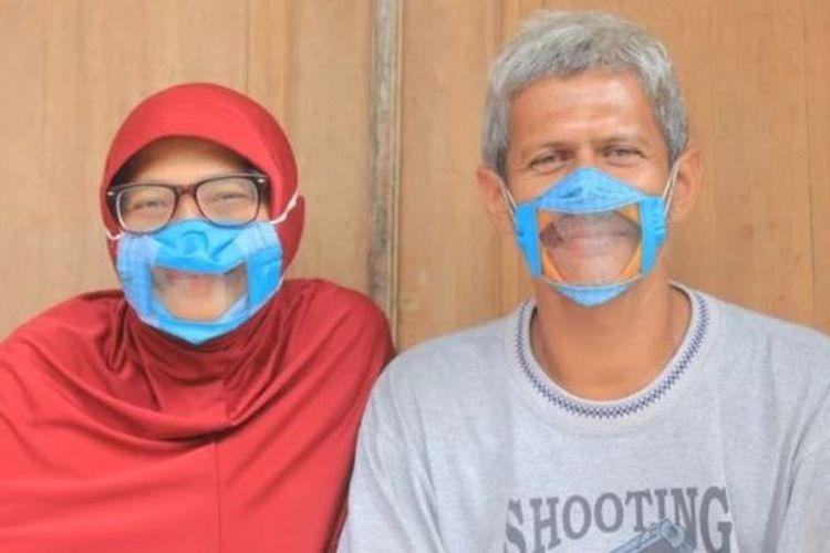 Dwi Rahayu membuat masker transparan untuk tetap dapat berkomunikasi. 