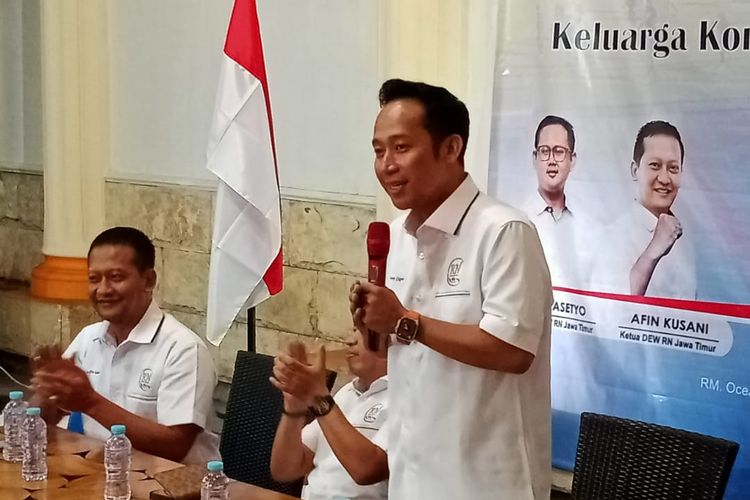 Komedian Denny Cagur bersama organisasi Rampai Nusantara menyerahkan santunan kepada 10 keluarga korban tragedi Kanjuruhan di Malang, Jumat (11/11/2022).