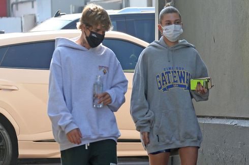 Gaya Santai Hailey Bieber, Pakai Sweater Kebesaran Tanpa Celana