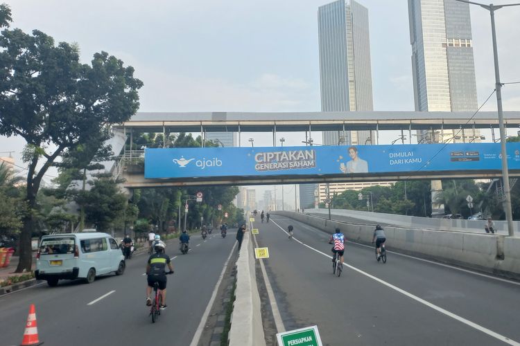 Pesepeda melintas di Jalan Layang Non Tol (JLNT) Tanah Abang - Kampung Melayu, Minggu (13/6/2021)