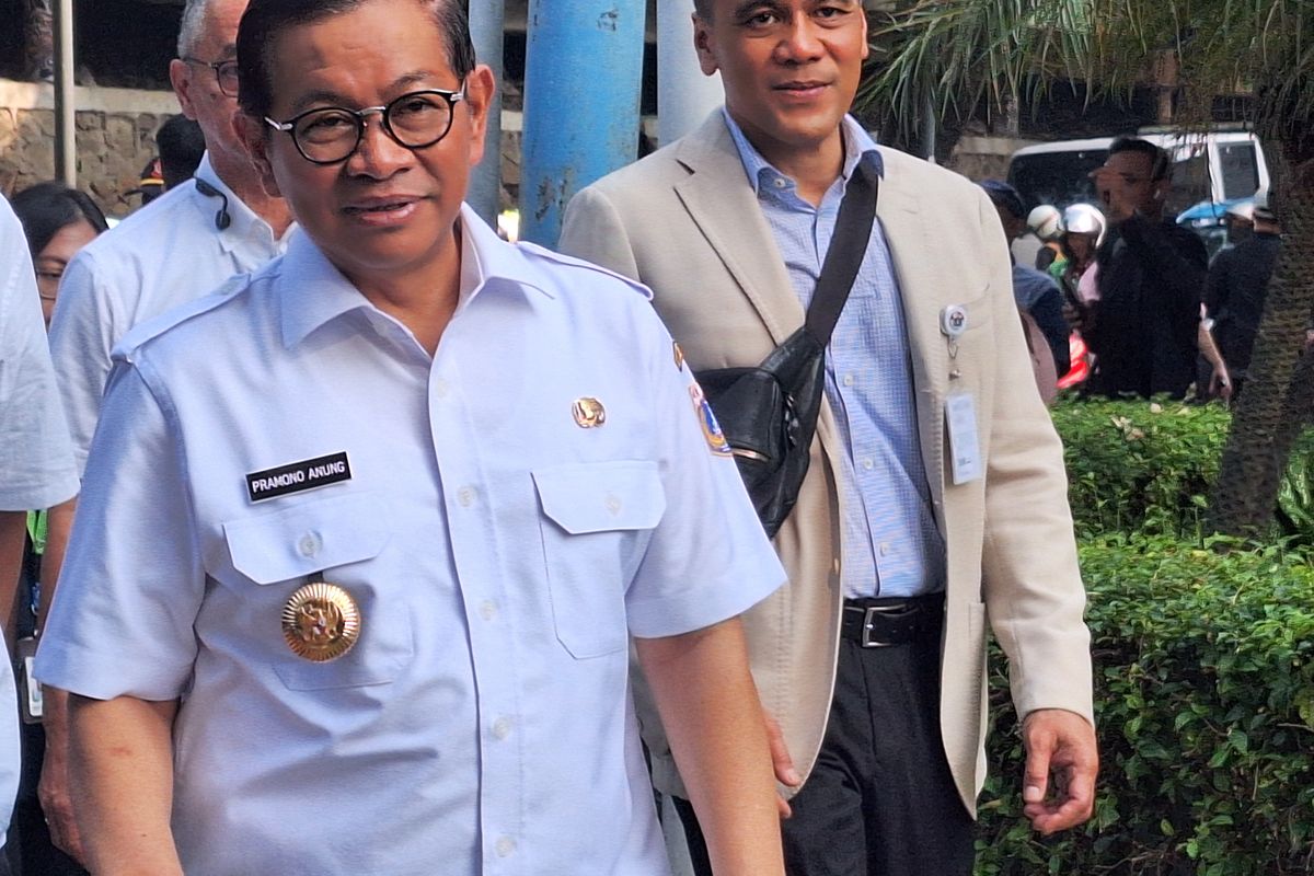 Pramono Anung naik Transjakarta saat pergi bekerja. Rabu (7/5/2025).