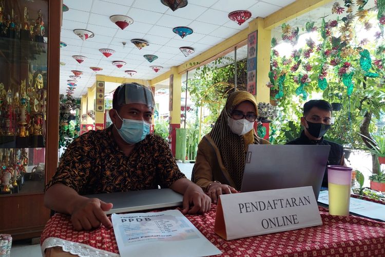 Posko pendaftaran dan informasi PPDB jenjang SD yang didirikan di SDN 03 Tanah Tinggi, Kecamatan Tangerang, Kota Tangerang.