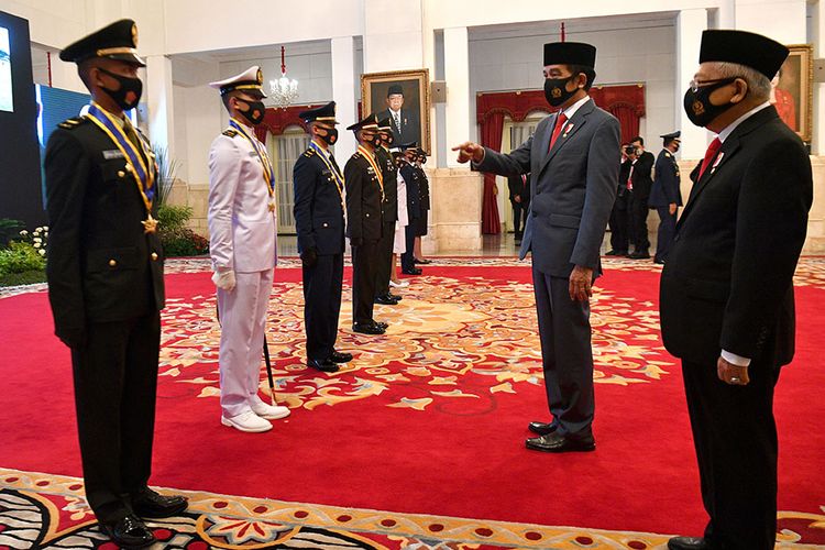 Presiden Joko Widodo (kedua kanan) dan Wakil Presiden Maruf Amin berbincang dengan para perwira remaja peraih Adhi Makayasa dalam acara Prasetya Perwira (PRASPA) TNI dan Polri Tahun 2020 di Istana Negara, Jakarta, Selasa (14/7/2020). Total ada 750 taruna yang berhasil menyelesaikan pendidikannya dan dilantik Jokowi hari ini, terdiri dari 457 Akmil dan 293 merupakan Akpol.