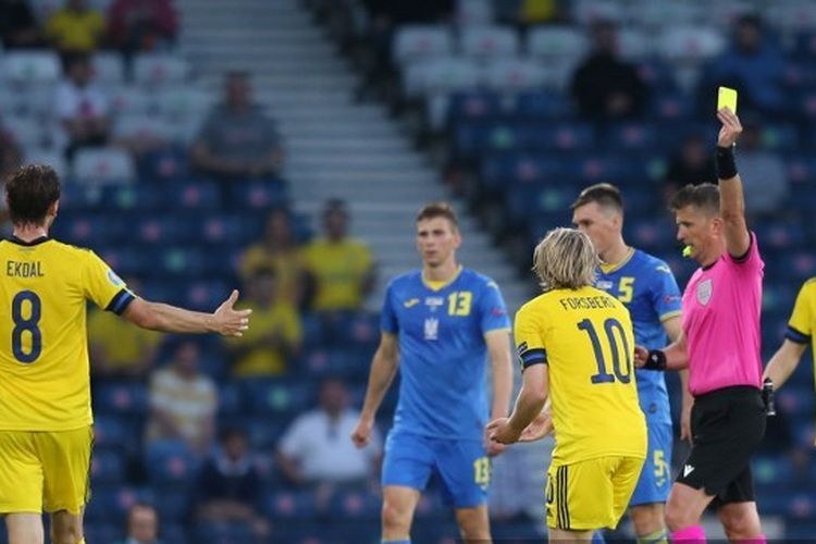 Pemain timnas Swedia, Emil Forsberg (tengah), diganjar kartu kuning karena melanggar gelandang Ukraina, Taras Stepanenko, dalam pertandingan Swedia vs Ukraina pada babak 16 besar Euro 2020 di Hampden Park, Glasgow, Skotlandia, Rabu (30/6/2021) dini hari WIB. 